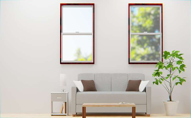 赤い枠の窓が二つと白いソファ